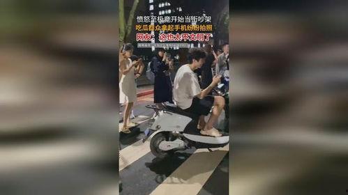 坐在街边的吃瓜群众是谁,揭秘街边吃瓜群众的神秘身份