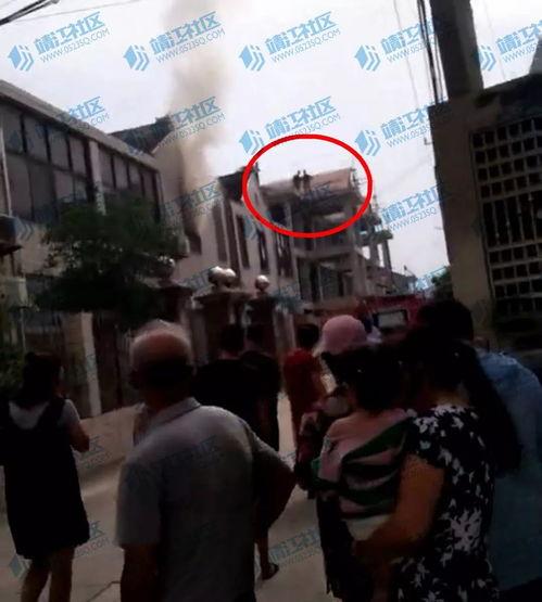 消防救援吃瓜群众观看