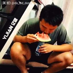 吃瓜群众哈哈镜头,吃瓜群众哈哈镜头下的欢乐瞬间