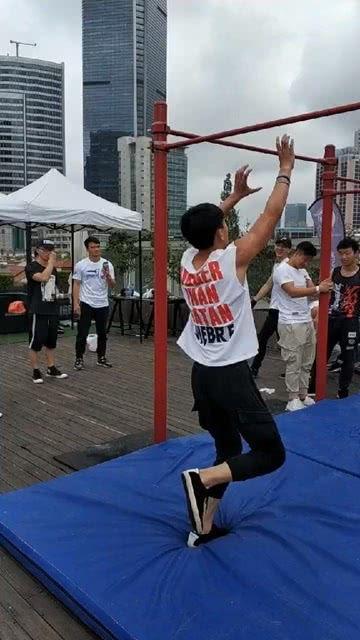 吃瓜群众碰拳击掌,欢乐瞬间定格